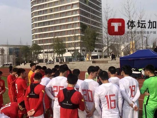我们都曾以为爱情可以战胜一切，但最终却被一切所打败